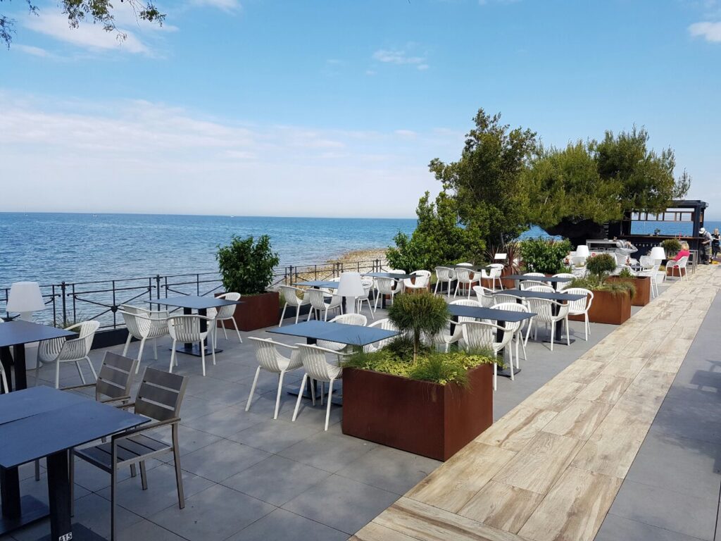 Best restaurants in Izola : Restavracija Lounge bar Svetilnik, Beach Bar