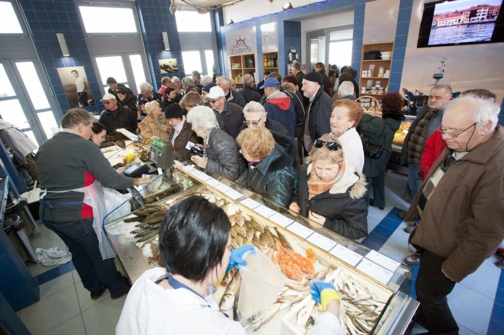 Grocery stores in Izola: Kmetijska zadruga Agraria, Mercator, Hipermarket SPAR, Hofer, Fish market, Local Market, Eurospin, Tuš...