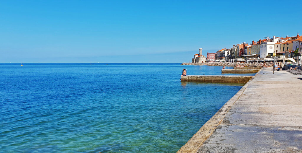 Piran beaches - The beach at the Piran hotel
